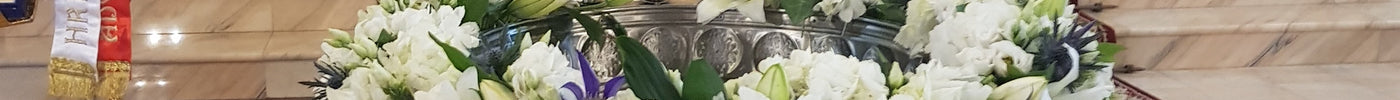 Decorul floral al cristelniței: detaliul care completează atmosfera botezului