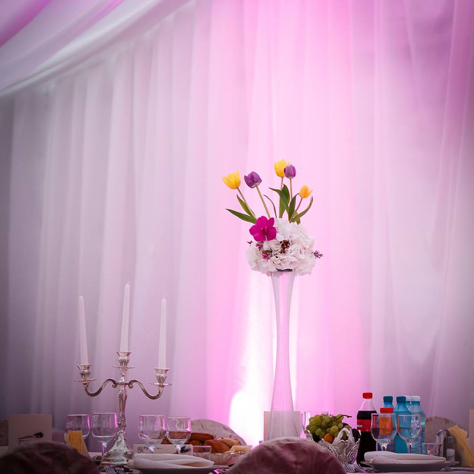 Aranjamente florale înalte sau joase pentru mesele de botez: ce alegi?