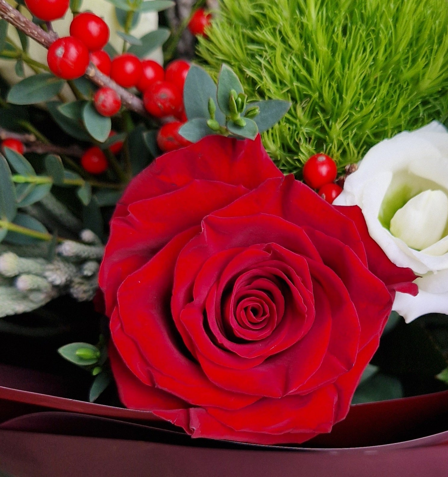 Flori la prima întâlnire: gest romantic sau alegere riscantă?