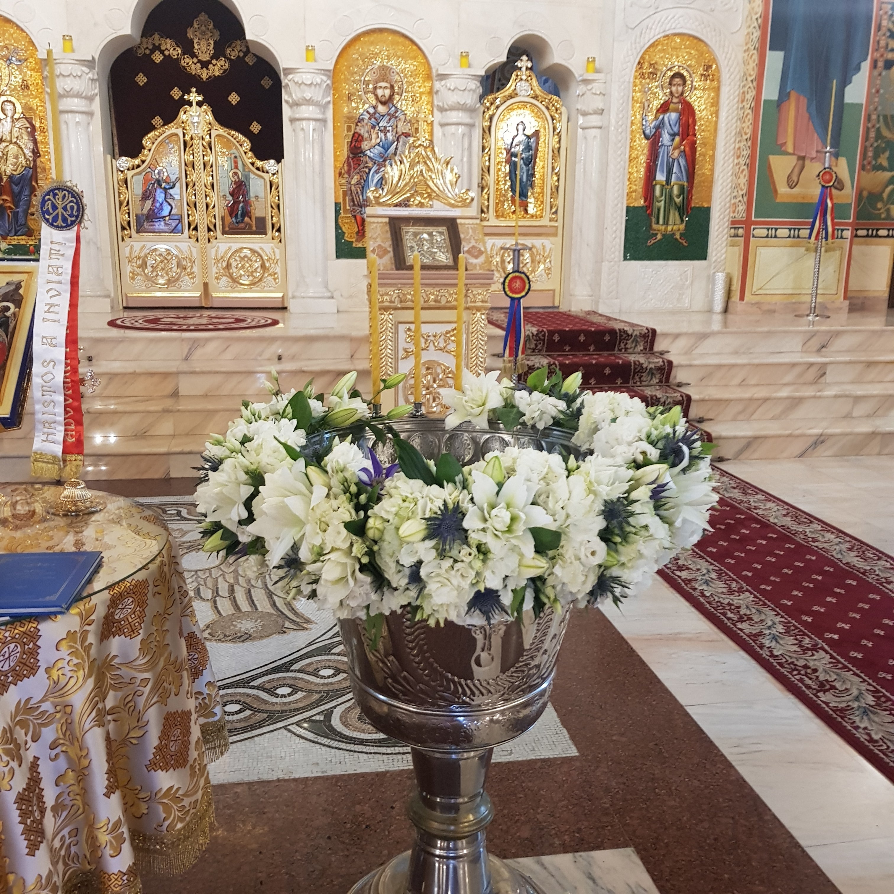 Decorul floral al cristelniței: detaliul care completează atmosfera botezului