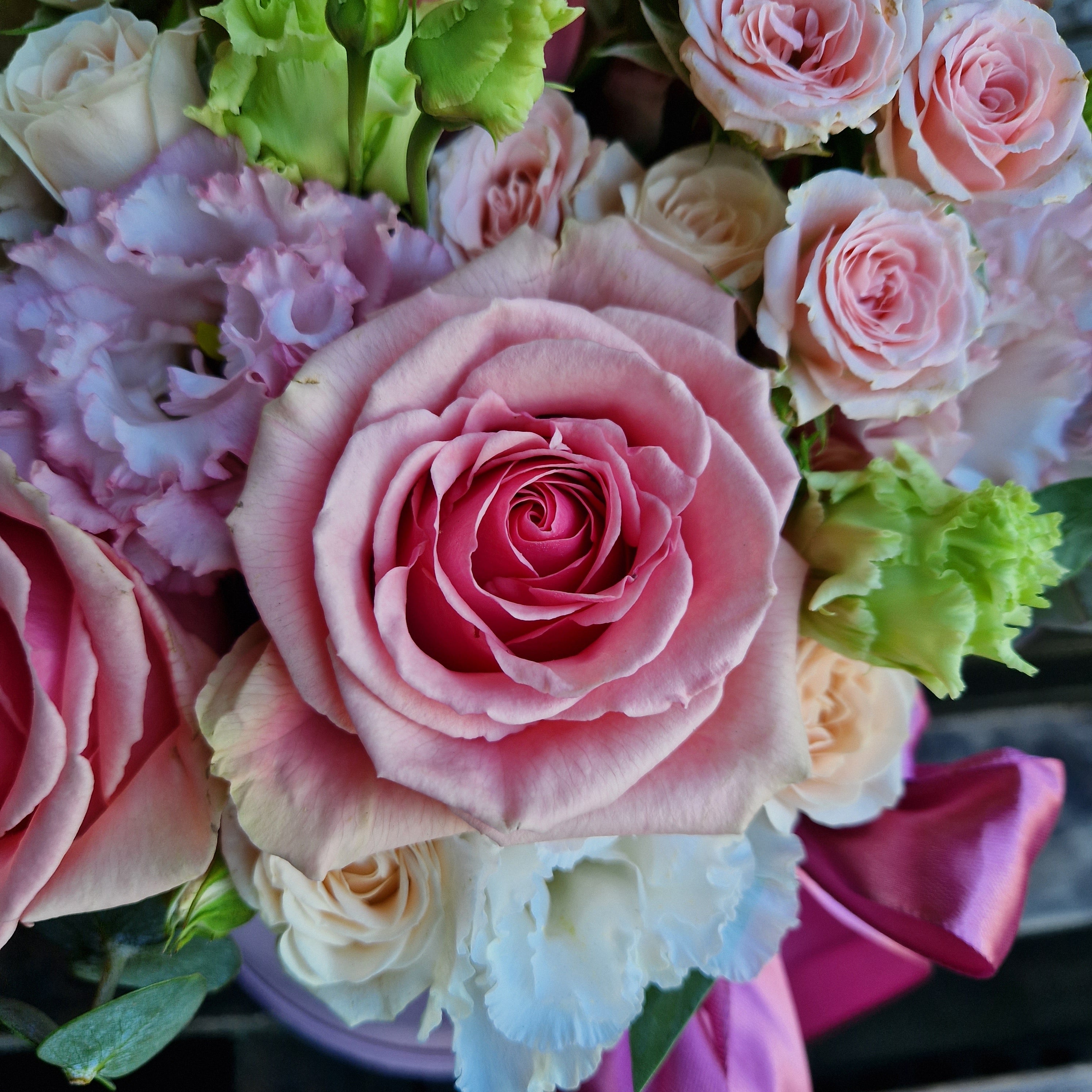 De ce florile din supermarket nu rezistă la fel ca cele de la florărie?