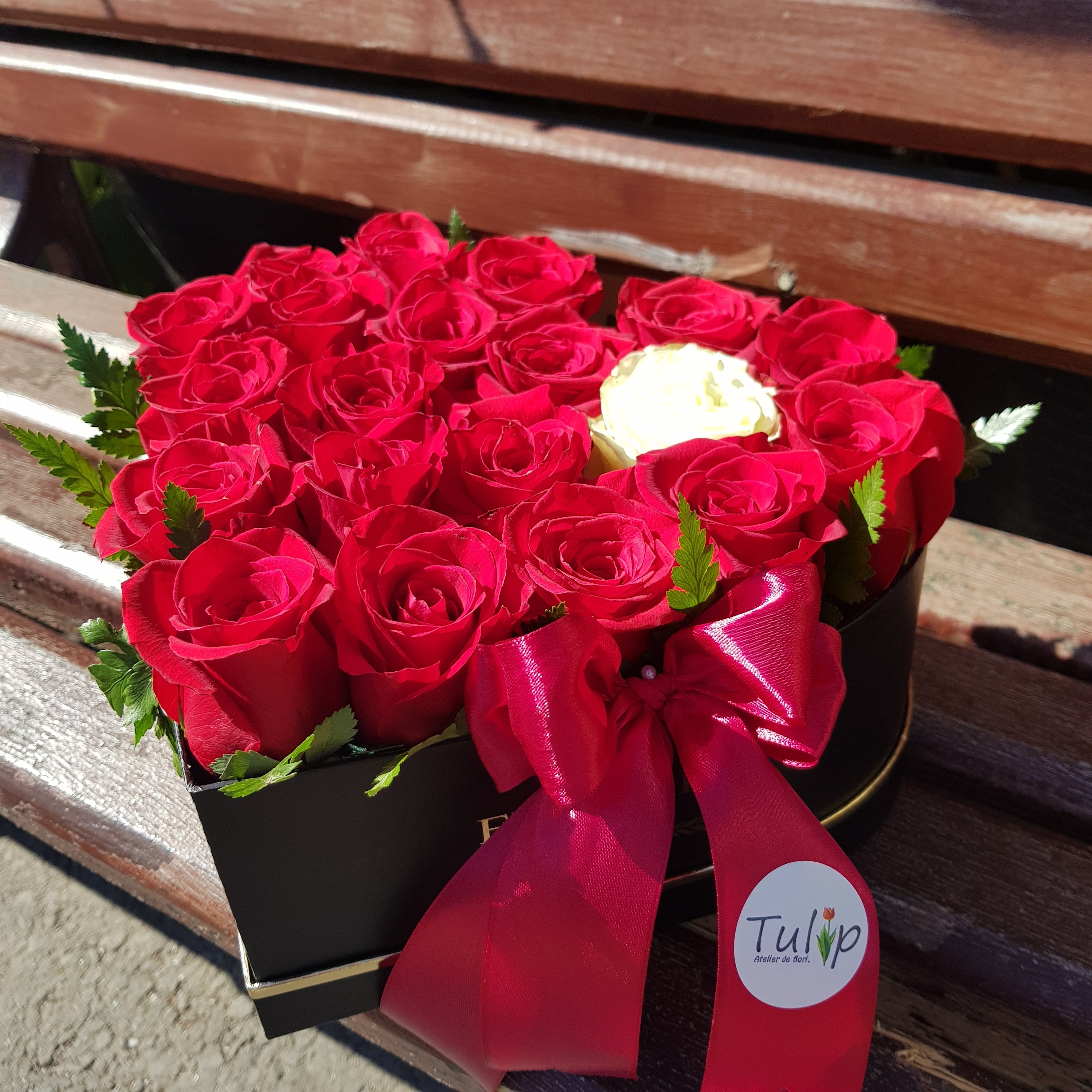 Care este diferența dintre un buchet și un aranjament floral