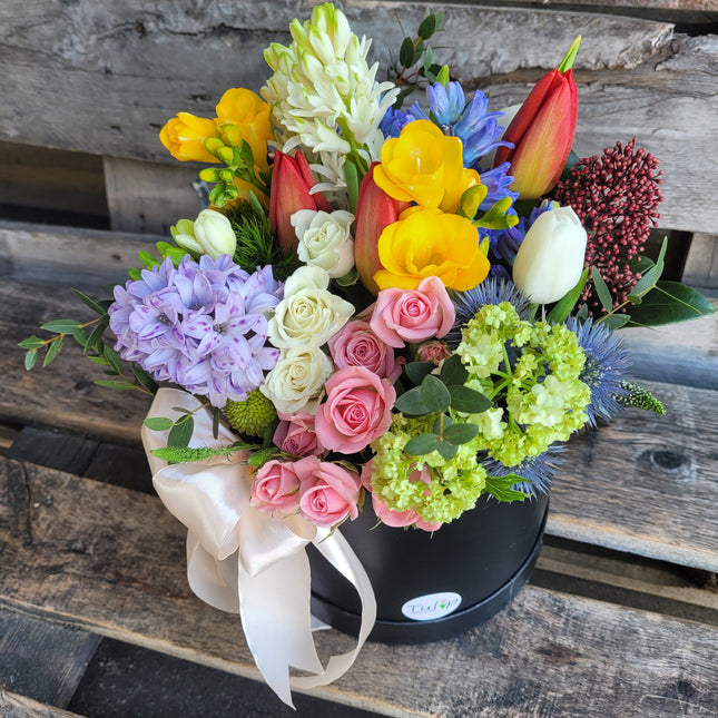 Cutie cu flori de primavara