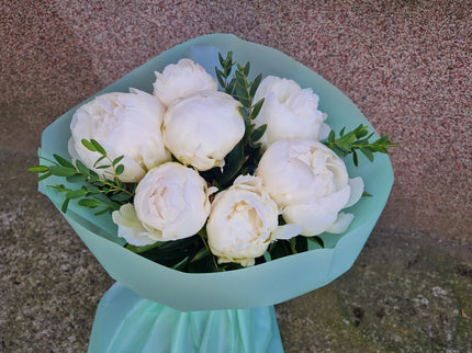 Buchet cu 7 bujori albi