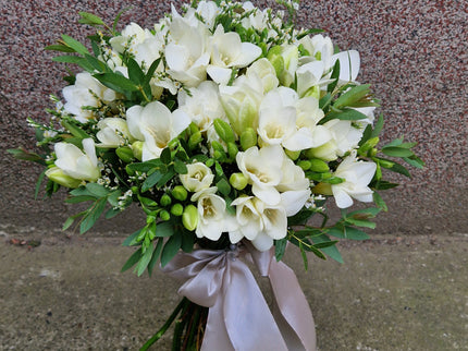 Buchet de frezii albe