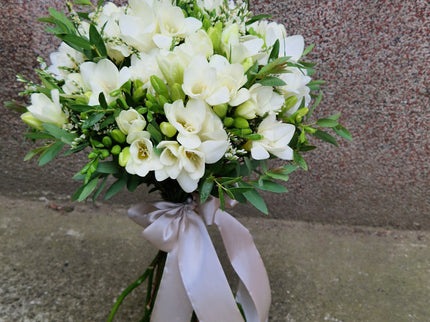 Buchet de frezii albe