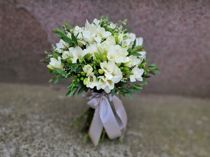 Buchet de frezii albe