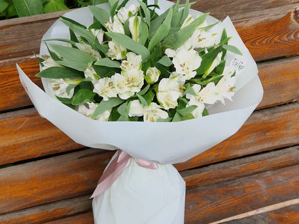 Buchet de alstroemeria albă