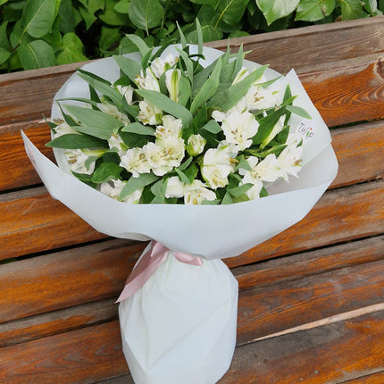 Buchet de alstroemeria albă