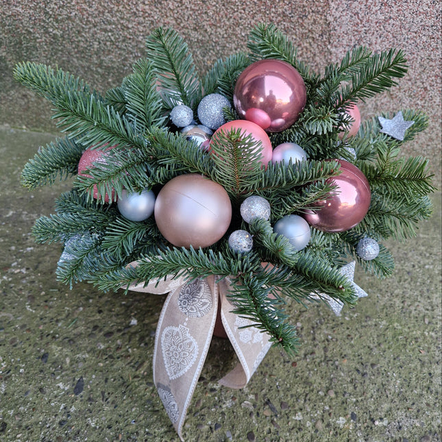 Aranjament de Craciun cu globuri roz