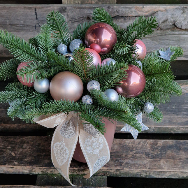 Aranjament de Craciun cu globuri roz