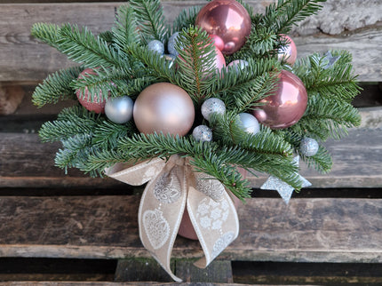 Aranjament de Craciun cu globuri roz