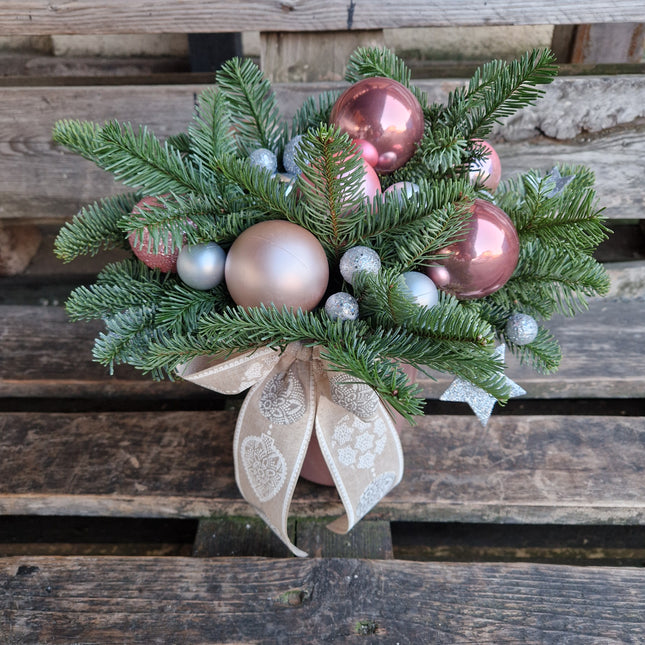 Aranjament de Craciun cu globuri roz