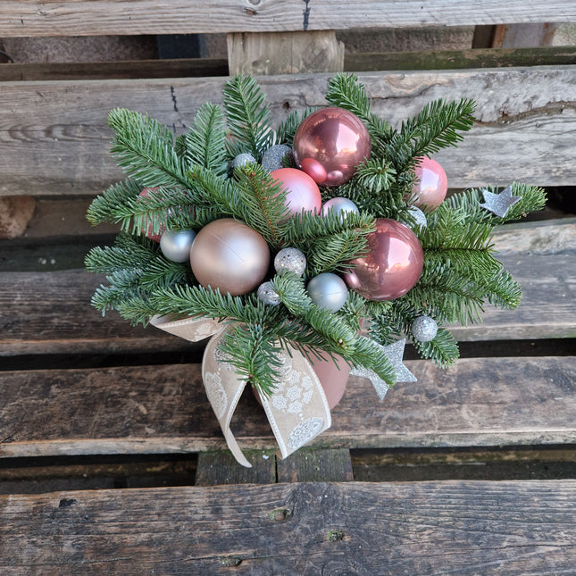 Aranjament de Craciun cu globuri roz