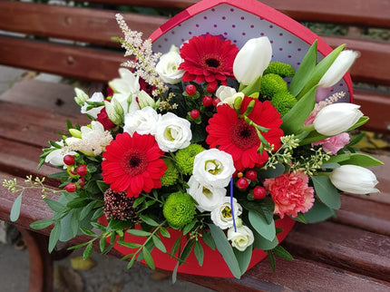 Aranjament floral elegant cu germini rosii si lalele albe