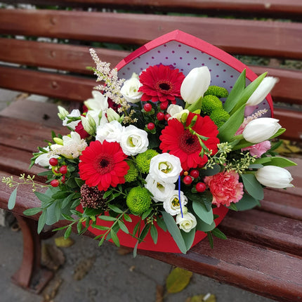 Aranjament floral elegant cu germini rosii si lalele albe