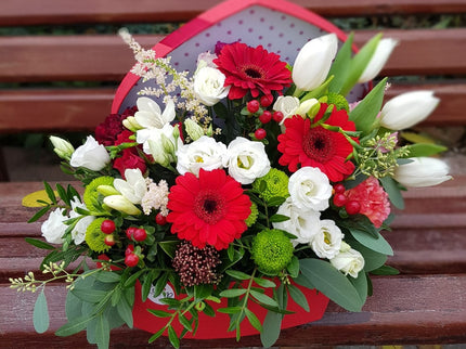 Aranjament floral elegant cu germini rosii si lalele albe