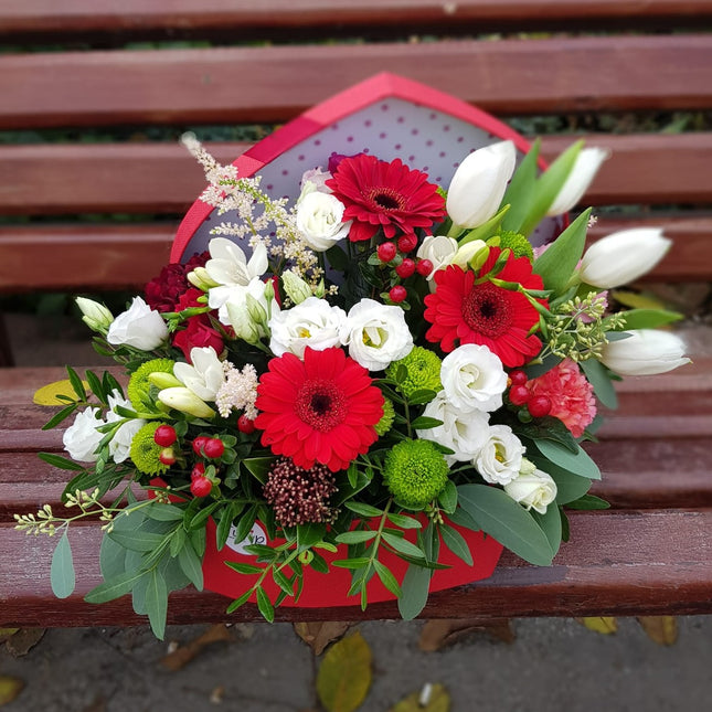 Aranjament floral elegant cu germini rosii si lalele albe