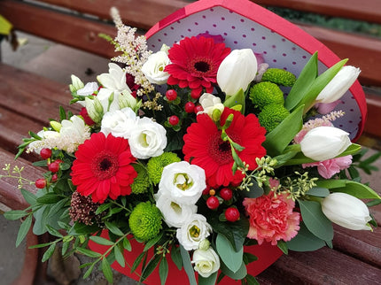 Aranjament floral elegant cu germini rosii si lalele albe