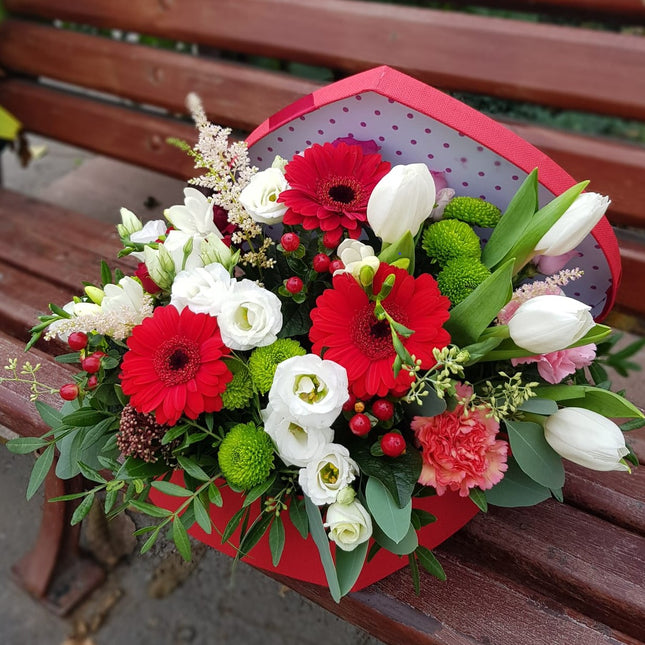 Aranjament floral elegant cu germini rosii si lalele albe