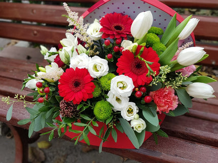 Aranjament floral elegant cu germini rosii si lalele albe