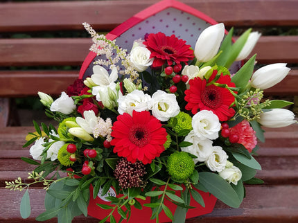 Aranjament floral elegant cu germini rosii si lalele albe