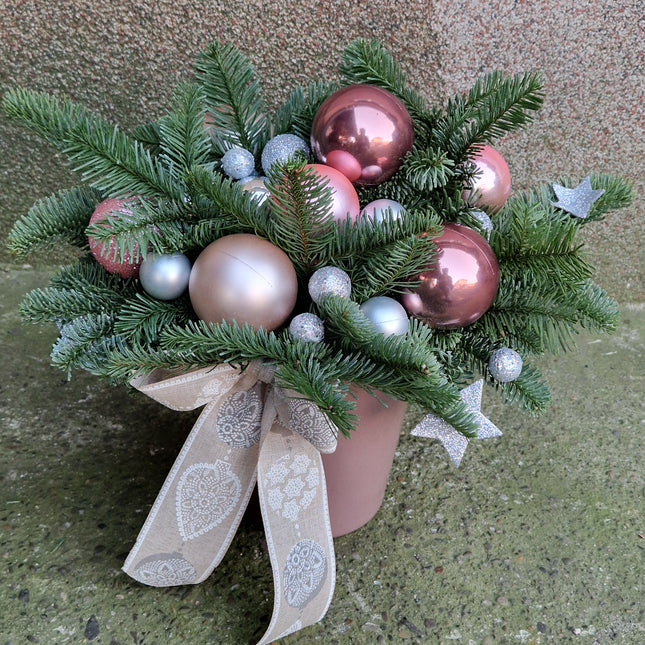 Aranjament de Craciun cu globuri roz