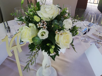 Aranjament floral cu trandafiri albi si eustoma alba