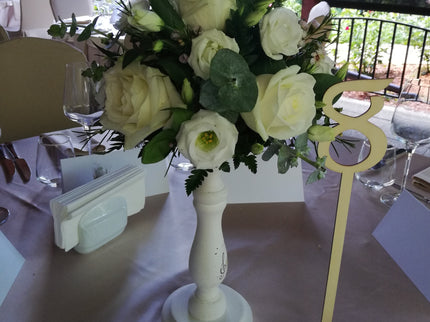 Aranjament floral cu trandafiri albi si eustoma alba