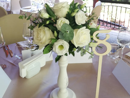 Aranjament floral cu trandafiri albi si eustoma alba