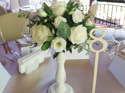 Aranjament floral cu trandafiri albi si eustoma alba