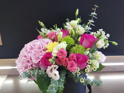 Cutie cu hortensie, eustoma si miniroze