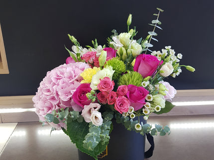 Cutie cu hortensie, eustoma si miniroze