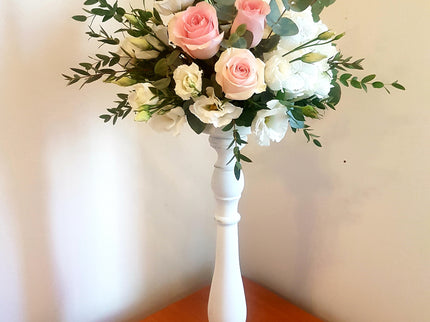 Aranjament floral cu hortensie alba si trandafiri roz