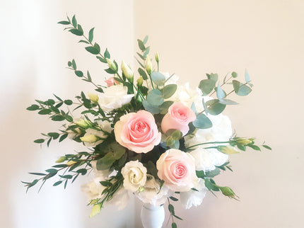 Aranjament floral cu hortensie alba si trandafiri roz