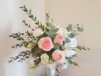 Aranjament floral cu hortensie alba si trandafiri roz