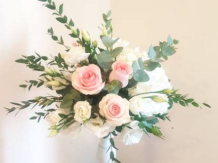 Aranjament floral cu hortensie alba si trandafiri roz