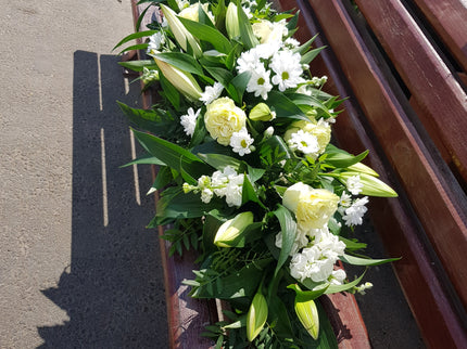 Aranjament funerar cu matiola si crini