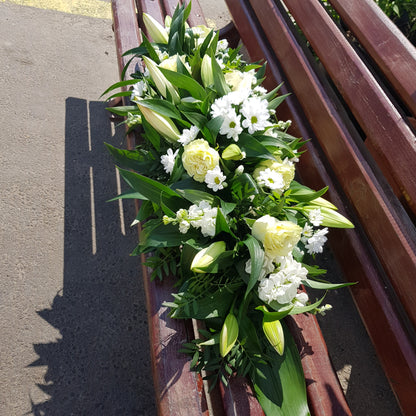 Aranjament funerar cu matiola si crini