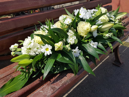 Aranjament funerar cu matiola si crini