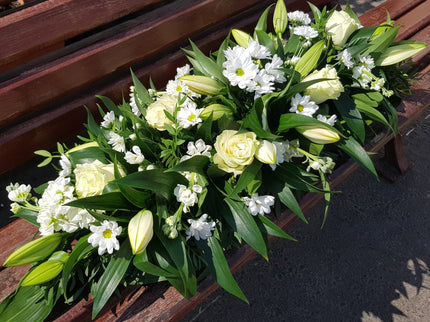 Aranjament funerar cu matiola si crini