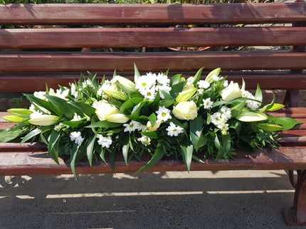 Aranjament funerar cu matiola si crini