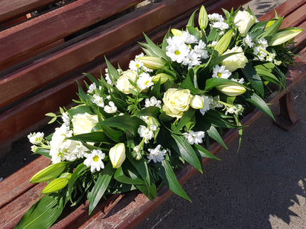 Aranjament funerar cu matiola si crini