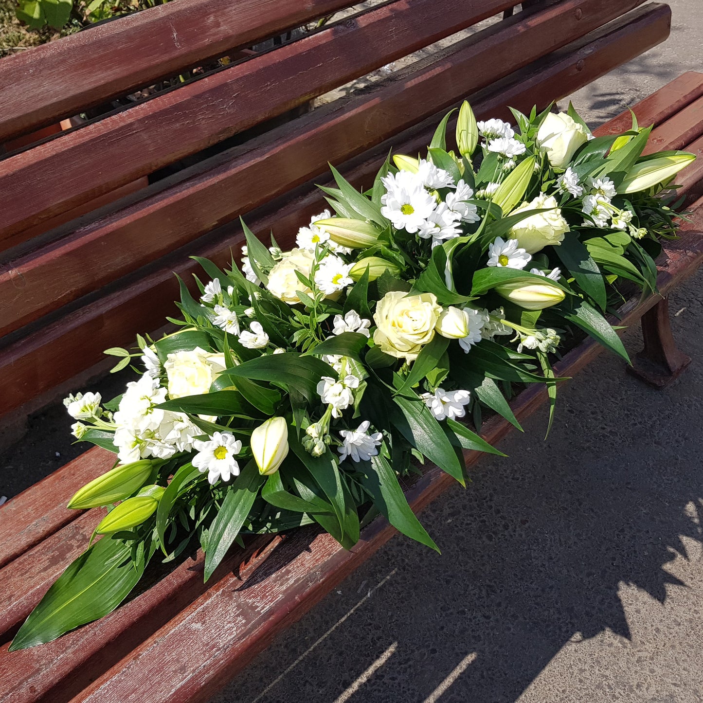 Aranjament funerar cu matiola si crini