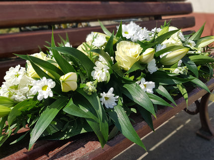Aranjament funerar cu matiola si crini