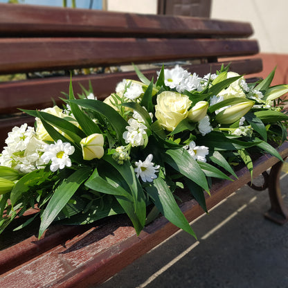 Aranjament funerar cu matiola si crini