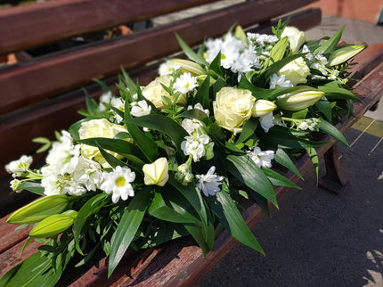 Aranjament funerar cu matiola si crini