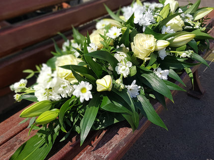 Aranjament funerar cu matiola si crini