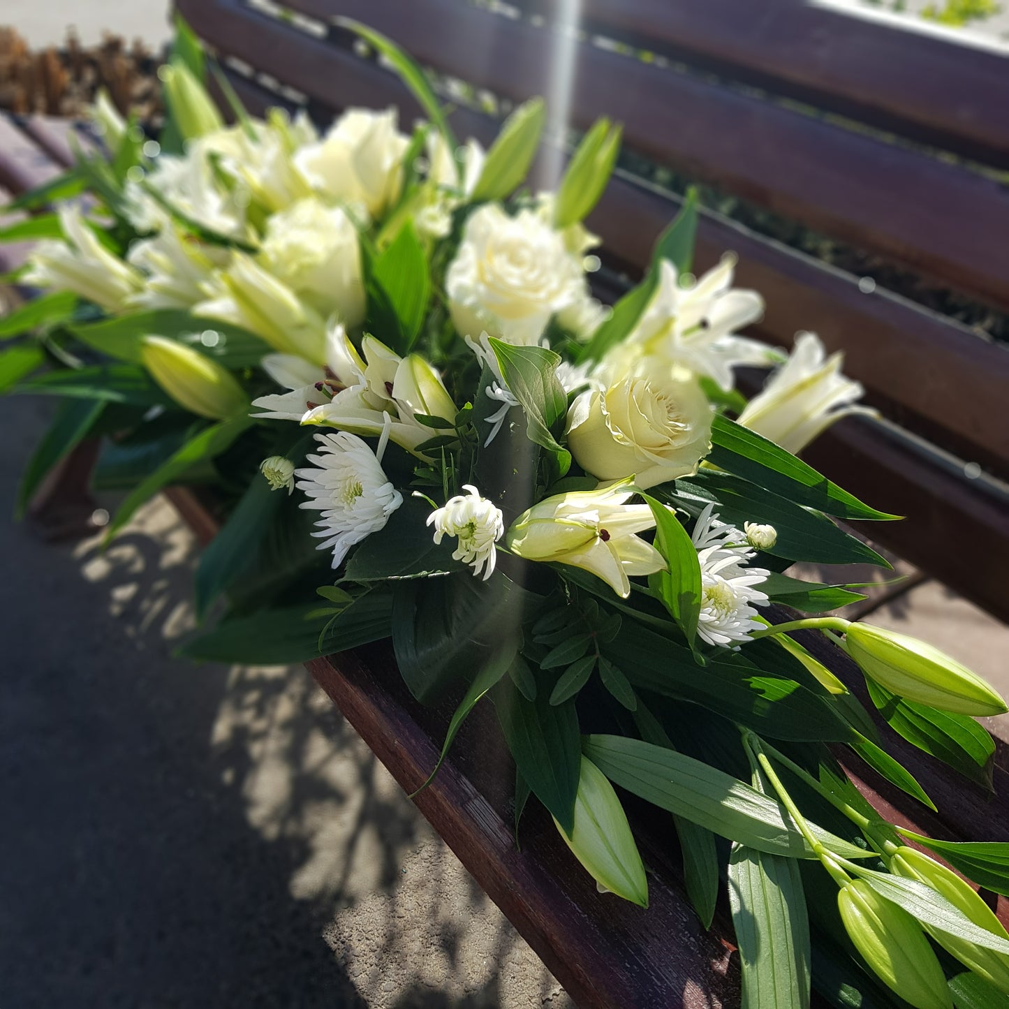 Aranjament funerar cu crizantema si crini