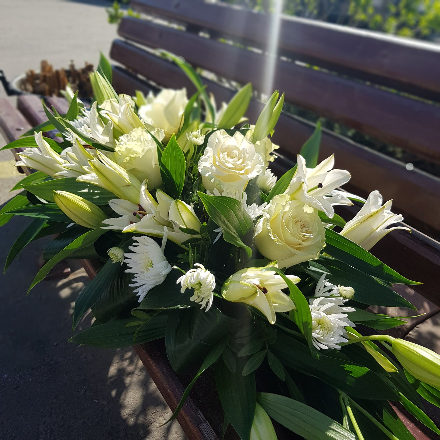 Aranjament funerar cu crizantema si crini